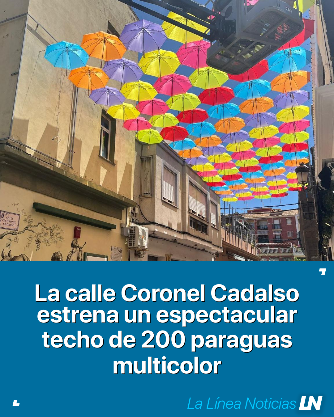 La calle Coronel Cadalso estrena un espectacular techo de 200 paraguas multicolor